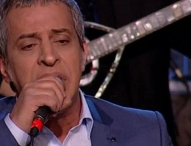 Θέμης Αδαμαντίδης: «Ξαφνικά περπατάνε 2 άτομα στο πεζοδρόμιο και ξαφνικά με χτυπάνε στη μούρη…» (βίντεο)